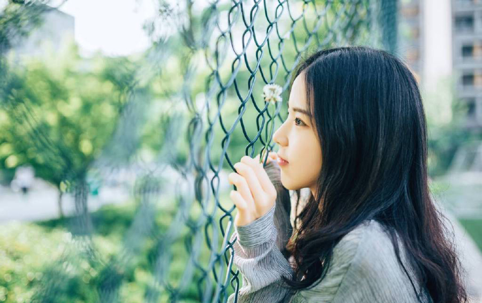 人，真是奇怪，没有外人来证明你，就往往看不出自己的价值。——三毛《撒哈拉的故事》